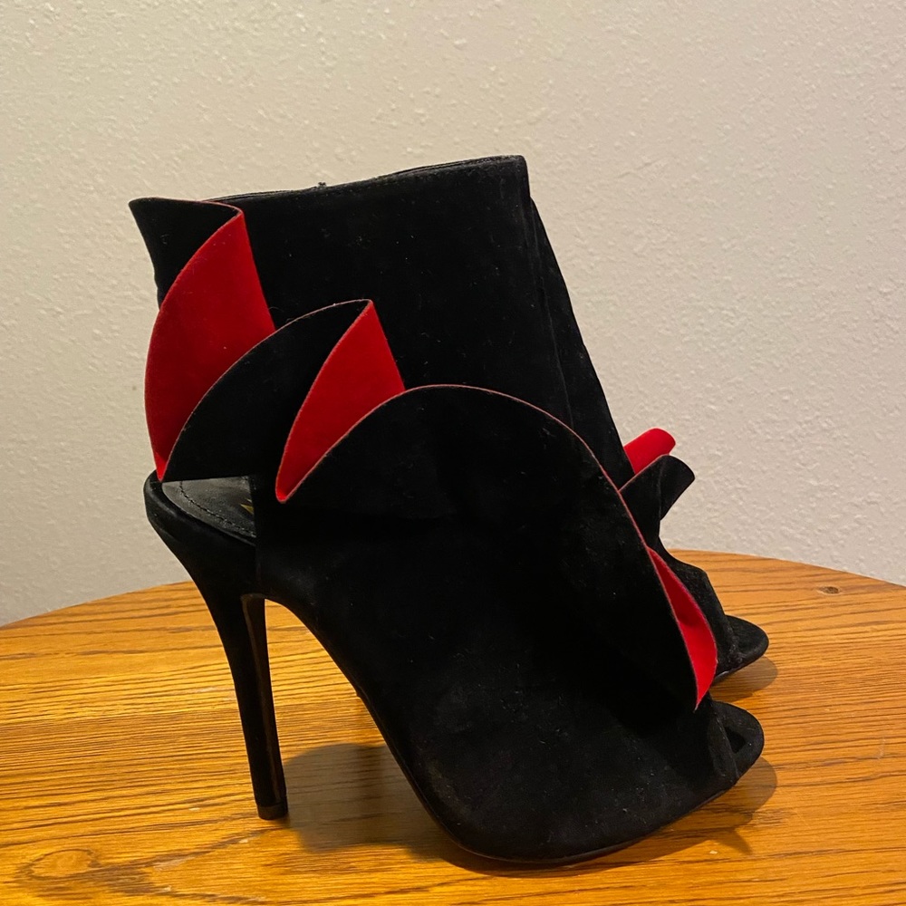 Shoe Dazzle heels size 8